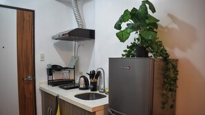 冷蔵庫、コンロ、電気ポット、調理器具と食器