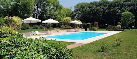 Piscine extérieure (ouverte en saison)
