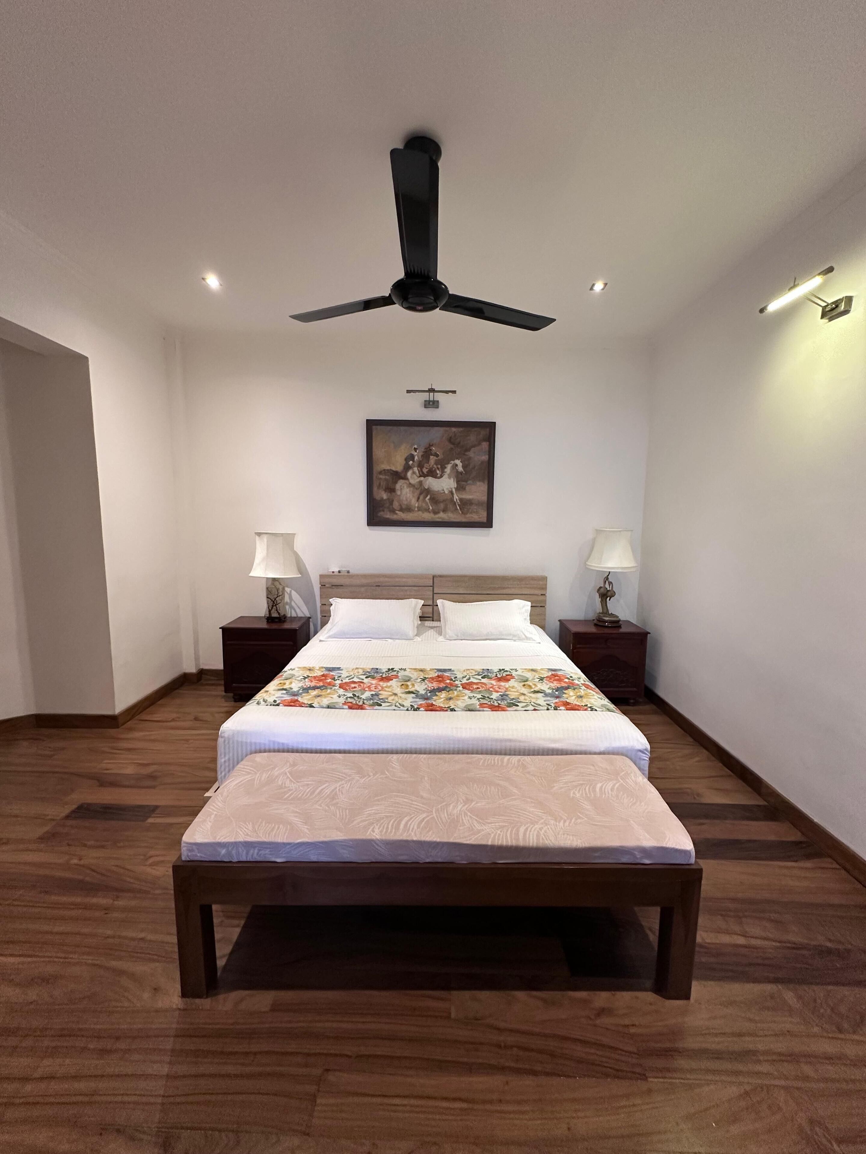 3 makuuhuonetta, tallelokero huoneessa, silitysrauta/-lauta