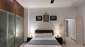 3 chambres, coffres-forts dans les chambres, fer et planche Ă repasser