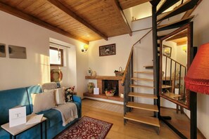 Una televisión, una chimenea