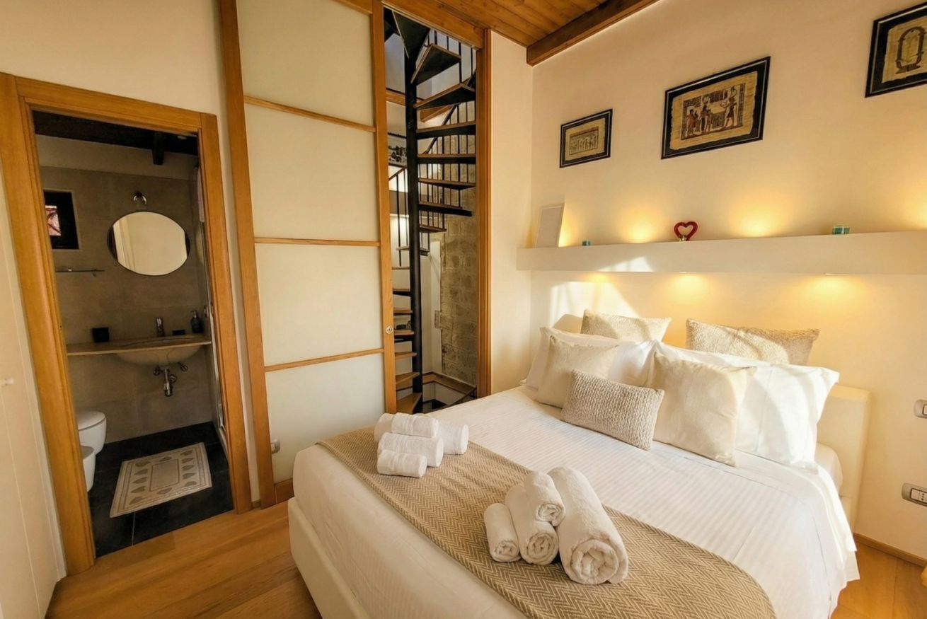 1 dormitorio, tabla de planchar con plancha, cuna de viaje