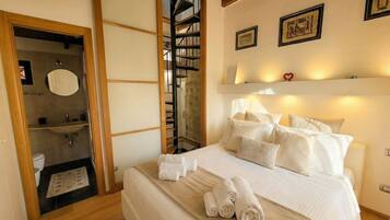 1 dormitorio, tabla de planchar con plancha, cuna de viaje