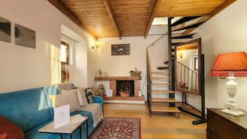 Una televisión, una chimenea