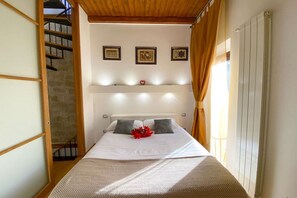1 habitación, tabla de planchar con plancha y cuna de viaje 