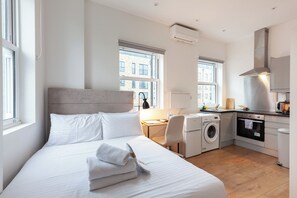 豪華開放式客房 | 客房內保險箱、書桌、筆電工作空間、遮光布/窗簾