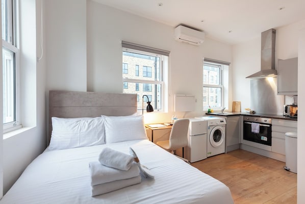 豪華開放式客房 | 客房內保險箱、書桌、筆電工作空間、遮光布/窗簾