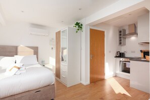 Deluxe Studio | Premium bedding, in-room safe, desk, laptop workspace - Villas Apart Hotel (London)