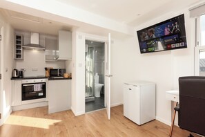 豪華開放式客房 | 私人廚房 | 小冰箱、微波爐、爐台、鍋具/餐盤/廚房用品