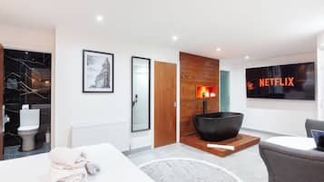 Luxury Studio | Premium bedding, in-room safe, desk, laptop workspace