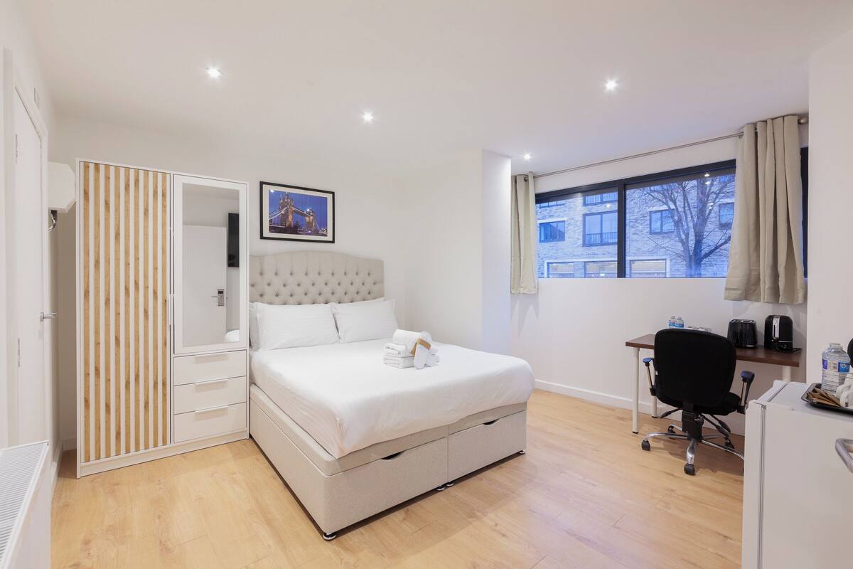 行政套房 | 客房内保险箱、办公桌、笔记本电脑工作区、遮光窗帘