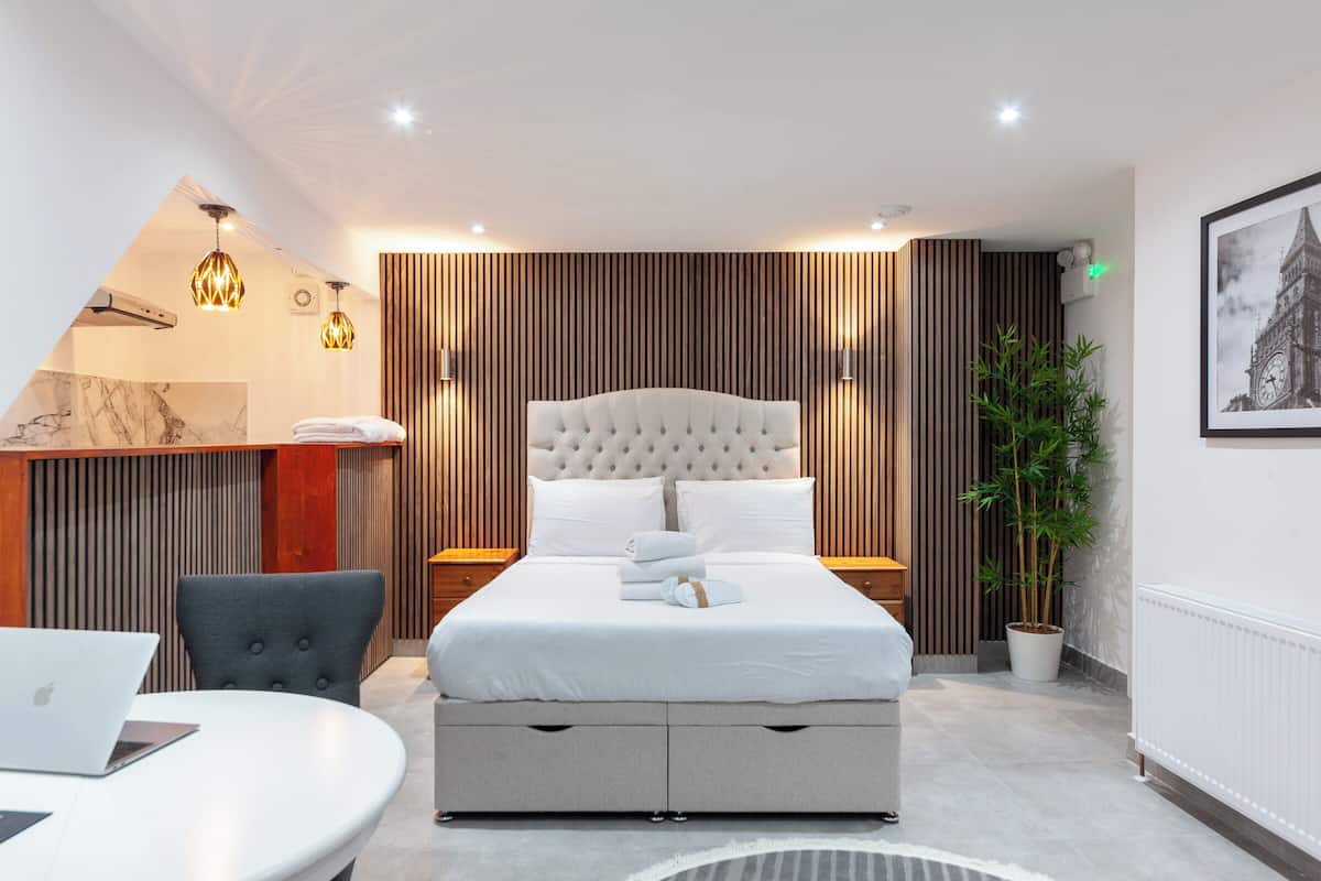 Luxury Studio | In-room safe, desk, laptop workspace, blackout drapes