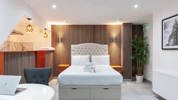 Luxury Studio | Premium bedding, in-room safe, desk, laptop workspace