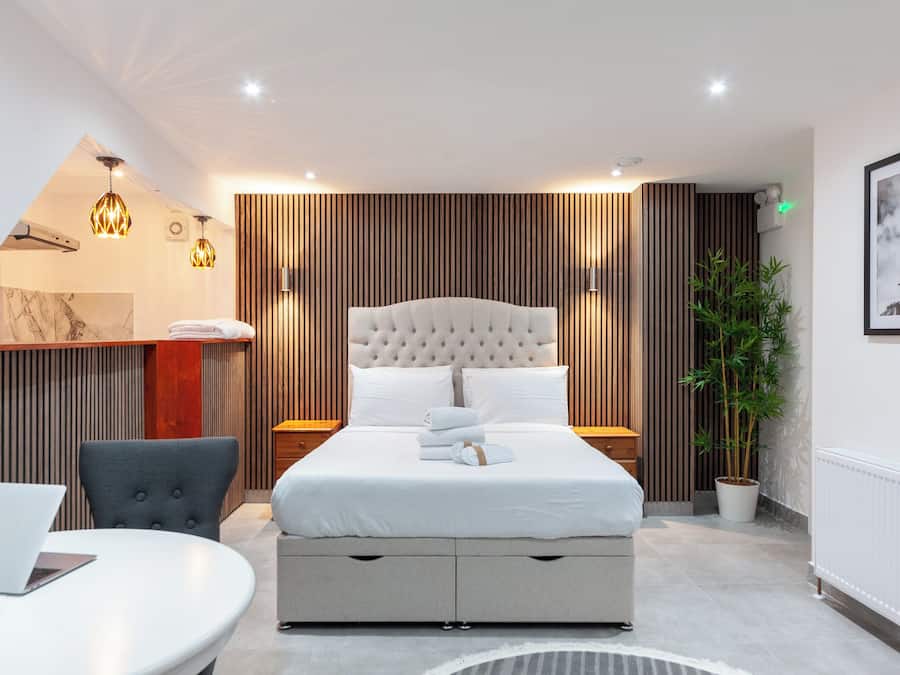 Luxury Studio | Premium bedding, in-room safe, desk, laptop workspace