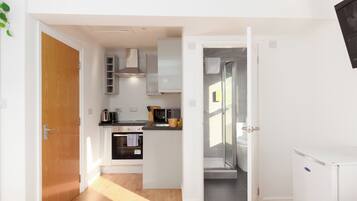 Deluxe-Studio | Eigene Küche | Mini-Kühlschrank, Mikrowelle, Herdplatte, Kochgeschirr/Geschirr/Besteck
