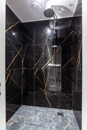 Luxury Studio | Bathroom | Shower, free toiletries, hair dryer, slippers - Villas Apart Hotel (London)