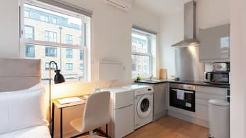 Caja de seguridad en la habitación y escritorio