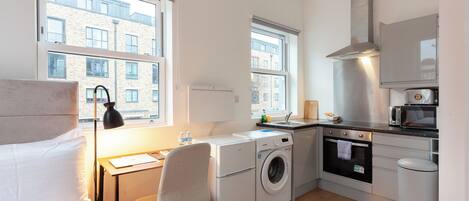 Monolocale Deluxe | Una cassaforte in camera, una scrivania, postazione laptop