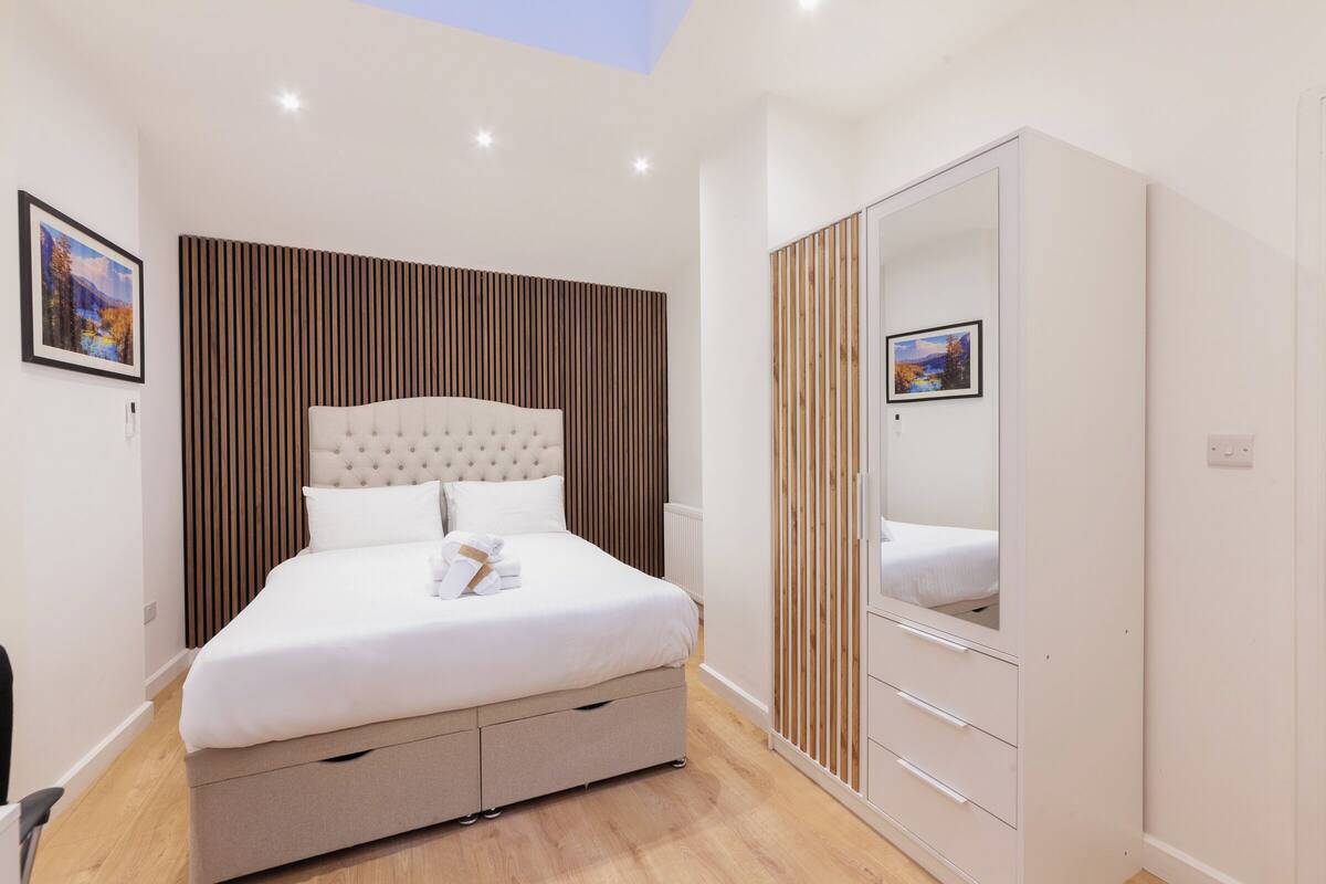 Executive Suite | Bathroom | Shower, free toiletries, hair dryer, slippers