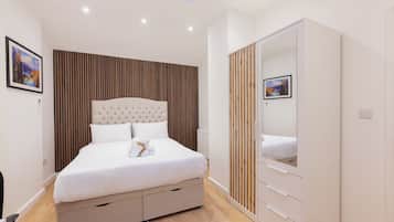 Executive Suite | Bathroom | Shower, free toiletries, slippers, towels