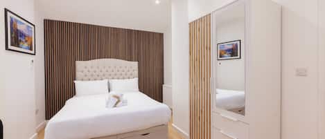 Suite ejecutiva | Baño | Ducha, artículos de higiene personal gratuitos, zapatillas y toallas