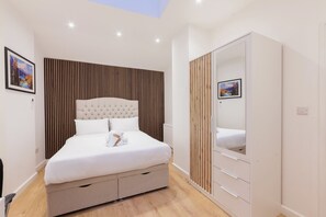 Executive Suite | Bathroom | Shower, free toiletries, hair dryer, slippers - Villas Apart Hotel (London)