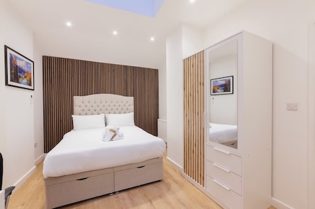 Suite ejecutiva | Baño | Ducha, artículos de higiene personal gratuitos, zapatillas y toallas. Villas Apart Hotel