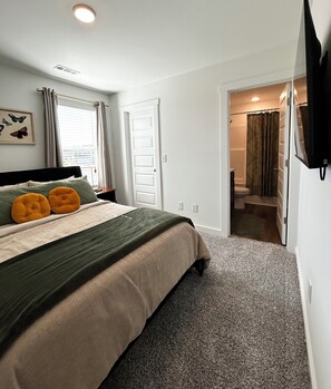 3 habitaciones, tabla de planchar con plancha, wifi y ropa de cama 