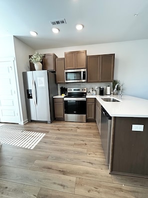 Mikroaaltouuni, uuni, liesi, astianpesukone