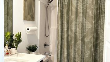 SĂšche-cheveux, serviettes fournies, savon, papier toilette