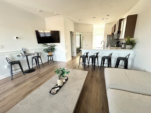 Warm Modern Townhome - 3 bedrooms:3 full baths:4 TVs