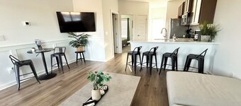 Warm Modern Townhome - 3 bedrooms:3 full baths:4 TVs