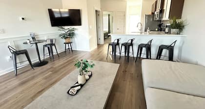Warm Modern Townhome - 3 bedrooms:3 full baths:4 TVs