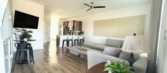 Warm Modern Townhome - 3 bedrooms:3 full baths:4 TVs