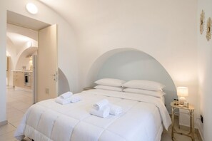 1 chambre, bureau, fer et planche à repasser, lit de bébé portatif