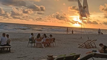 Playa en los alrededores, playa de arena blanca y sombrillas
