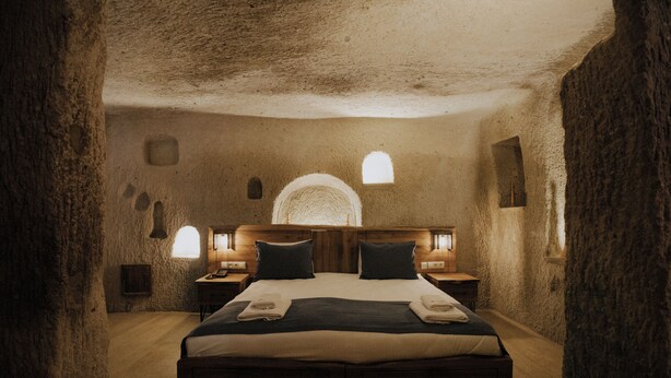 Delux Jacuzzi Cave Room
