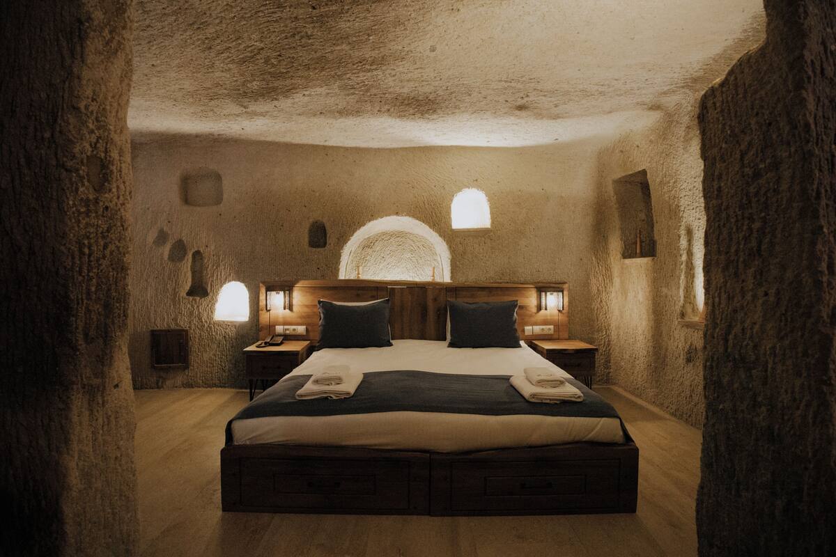 Delux Jacuzzi Cave Room | 저자극성 침구, 메모리폼 침대, 미니바, 객실 내 금고
