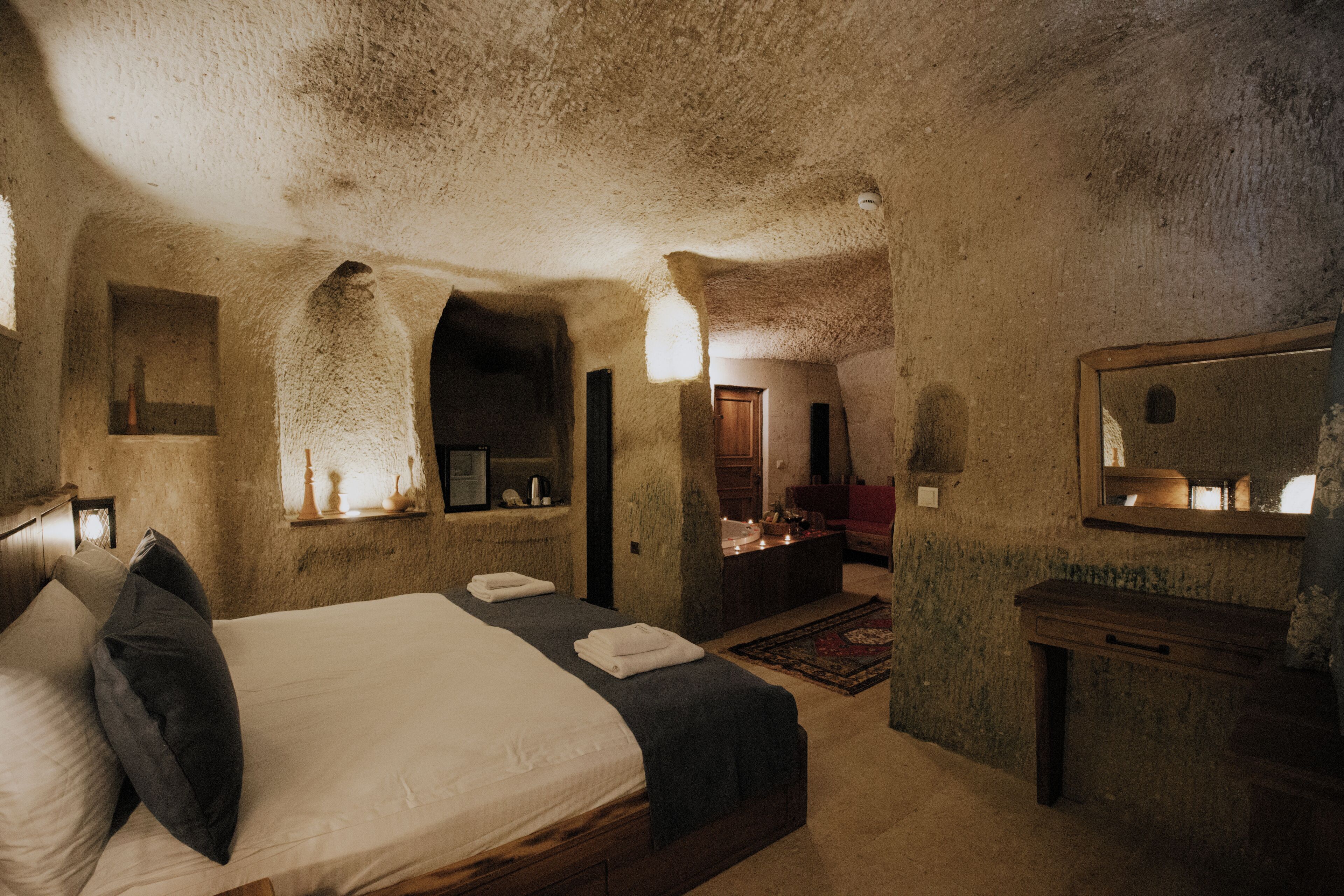 Delux Jacuzzi Cave Room | Seprai antialergi, busa memori, minibar, dan brankas