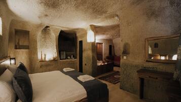 Delux Jacuzzi Cave Room | Seprai antialergi, busa memori, minibar, dan brankas