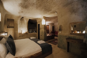 Delux Jacuzzi Cave Room | Allergikerbettwaren, Betten mit Memory-Foam-Matratzen, Minibar