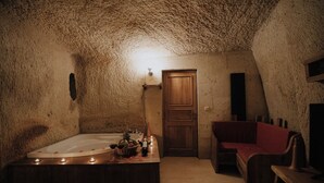 Delux Jacuzzi Cave Room