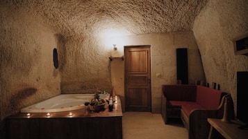 Delux Jacuzzi Cave Room | Ropa de cama hipoalergénica, colchones viscoelásticos, minibar