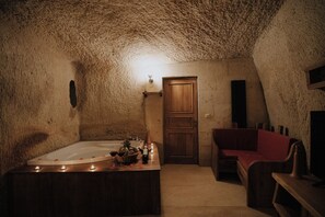 Delux Jacuzzi Cave Room