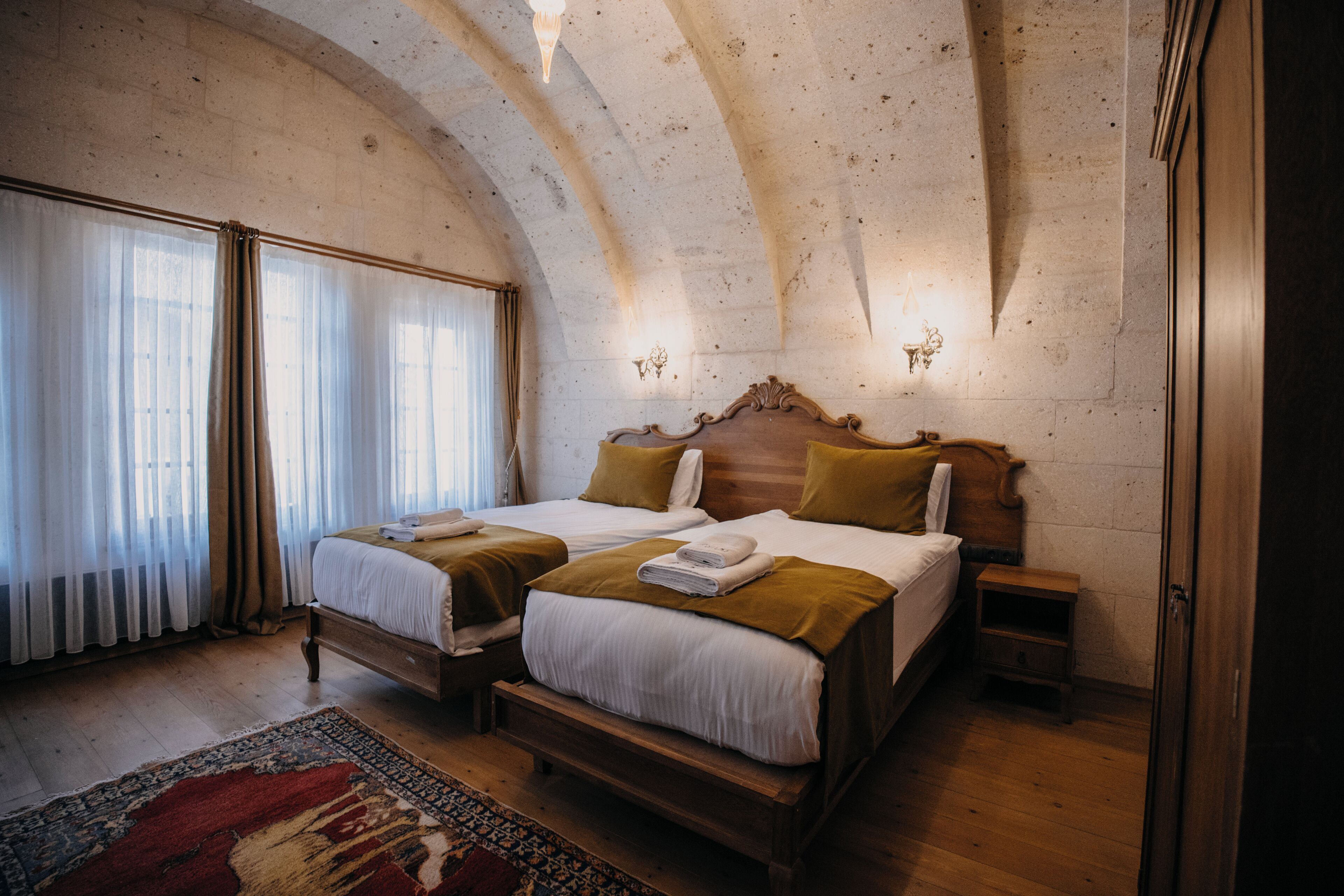 Kamar Double atau Twin Standar | Seprai antialergi, busa memori, minibar, dan brankas