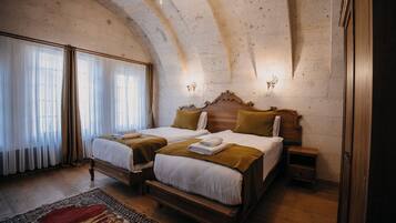 Kamar Double atau Twin Standar | Seprai antialergi, busa memori, minibar, dan brankas