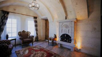 Studio Suite Comfort | Seprai antialergi, busa memori, minibar, dan brankas