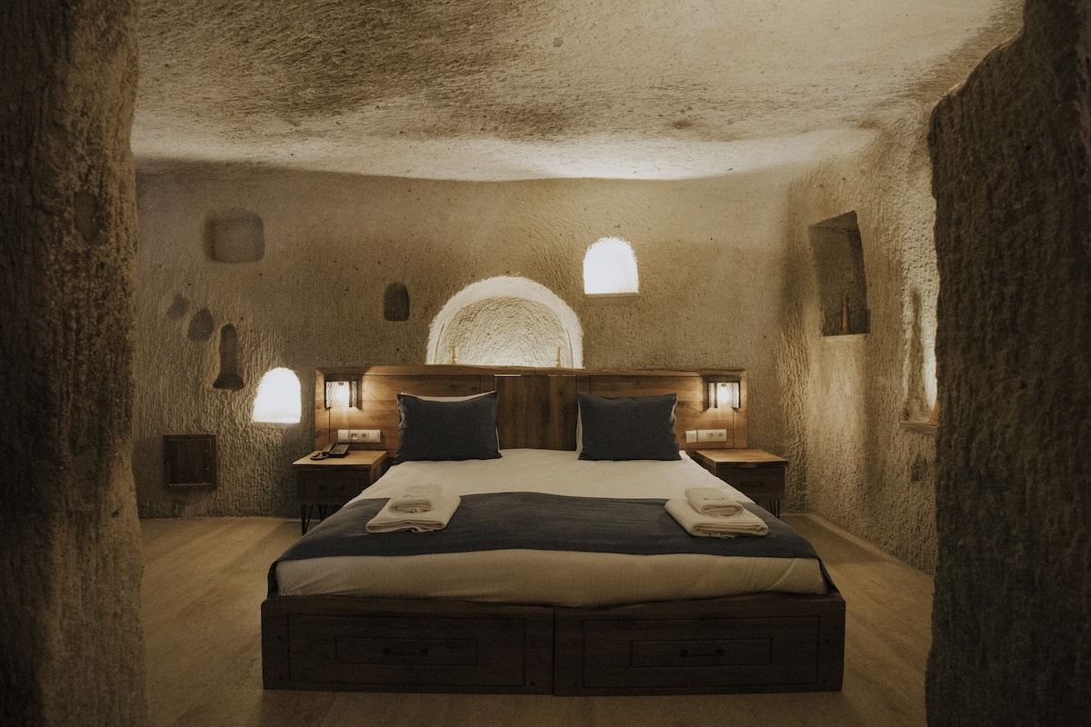 Deluxe Room | Hypo-allergenic bedding, memory foam beds, minibar, in-room safe