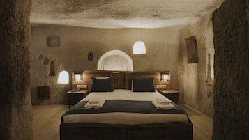 Deluxe Room | Hypo-allergenic bedding, memory foam beds, minibar, in-room safe