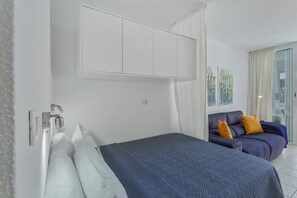 Tabla de planchar con plancha, wifi y ropa de cama 